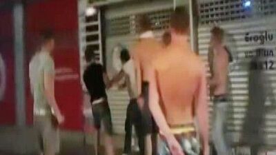 Hollandalı turistler Türk genci dövdü!