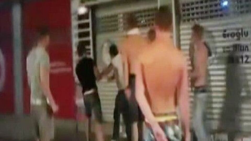 Hollandalı turistler Türk genci dövdü!