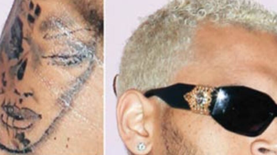 Dövdü utanmadan dövmesini yaptırdı!