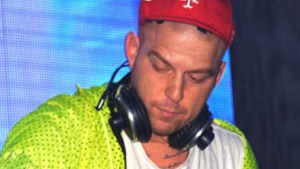 5 vakit namaza başladı