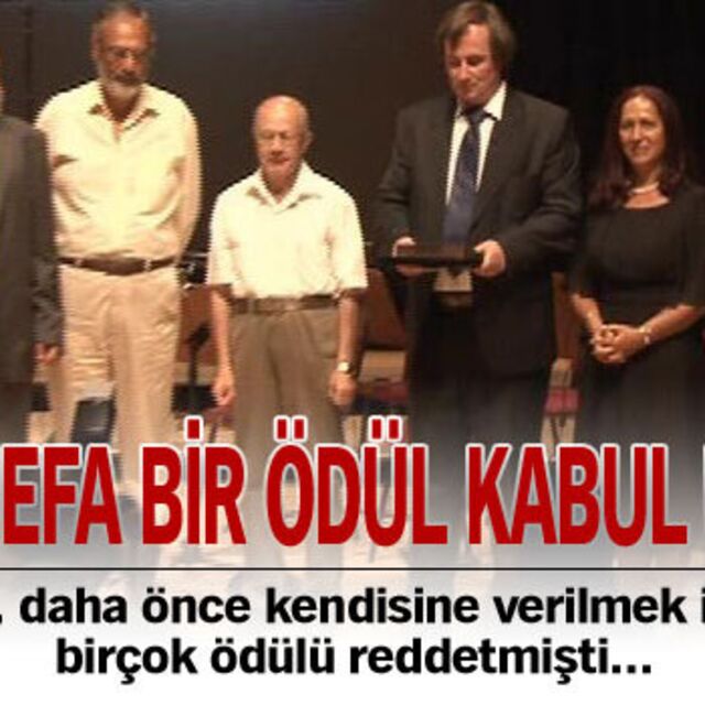 İlk defa bir ödül kabul etti!
