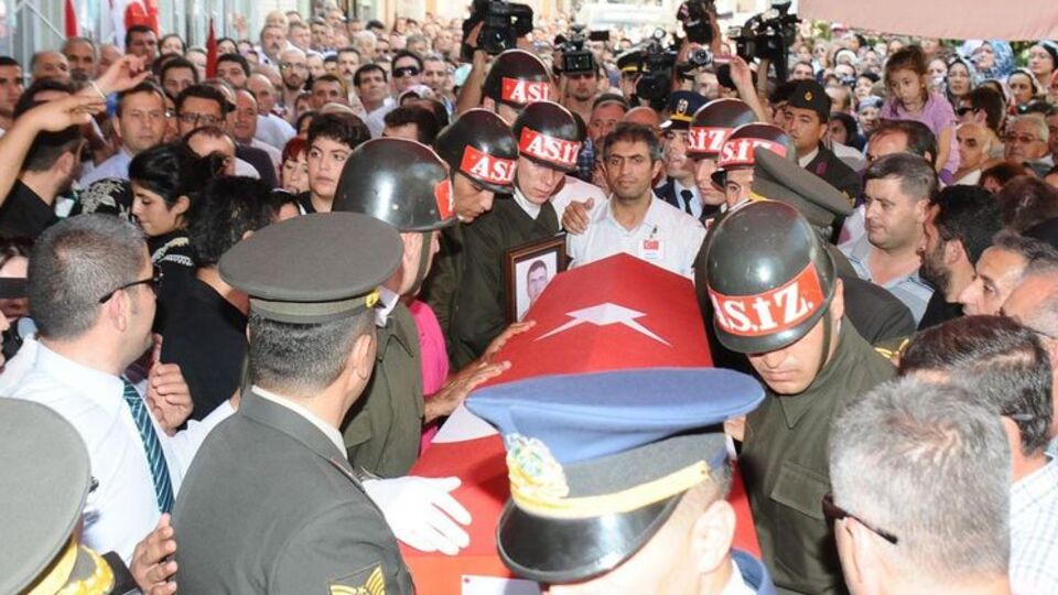 Şehit cenazesinde Arınç'a protesto!