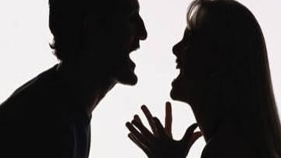 Kocasını döven kadın yandı!