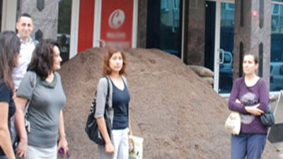 İçeri girmesin diye kapıya kum döküldü!