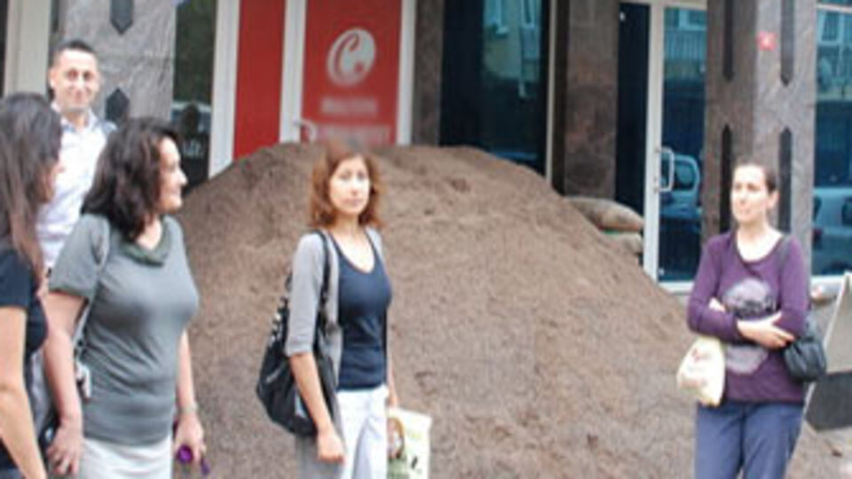 İçeri girmesin diye kapıya kum döküldü!