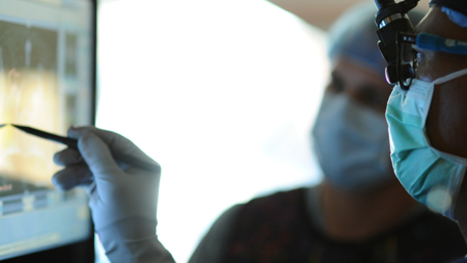 Beli kırılan hastaya robotla müdahale