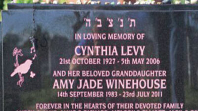 Mezarı siyah-pembe!