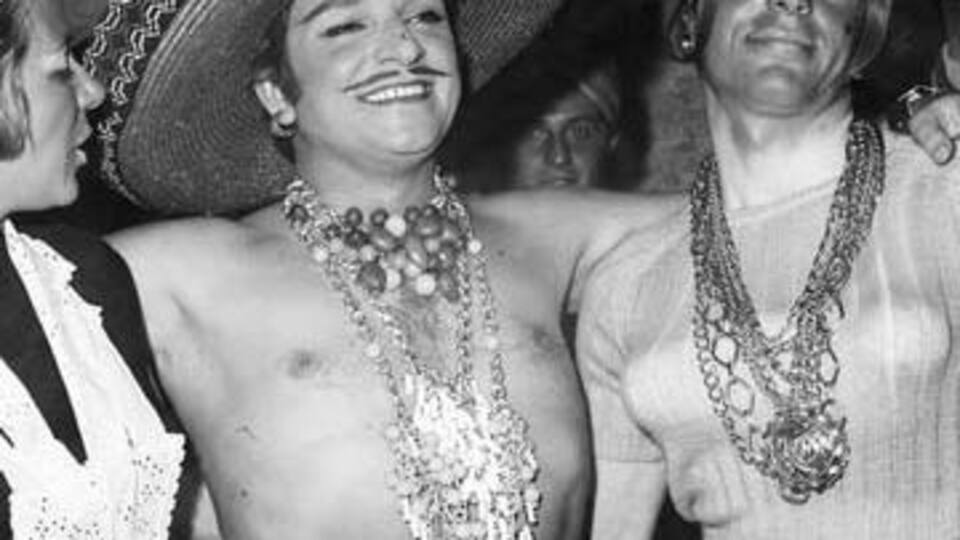 "Zeki Müren erkek doğdu erkek öldü"