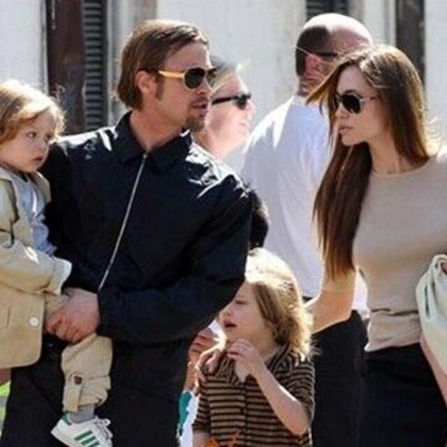 Angelina geziyor, Brad ev işlerini yapıyor