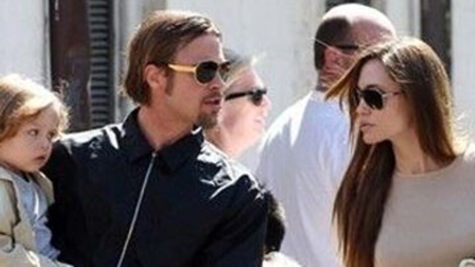 Angelina geziyor, Brad ev işlerini yapıyor