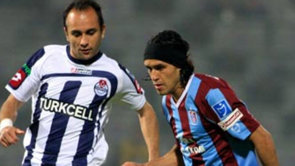 Hangi milli futbolcu karısına dayak attı?