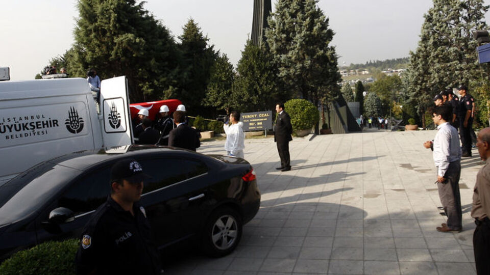 Özal'ın naaşını ne korudu?