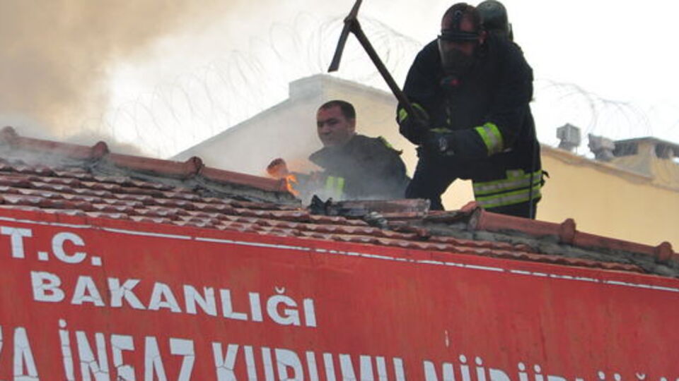 Manisa'daki cezaevinde yangın paniği