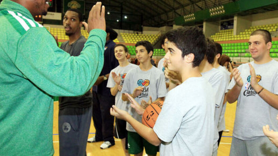 NBA yıldızları çocuklarla buluştu