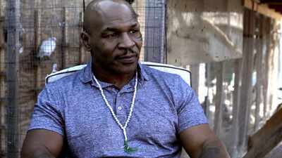 Tesbihi boynundan çıkarmıyor!