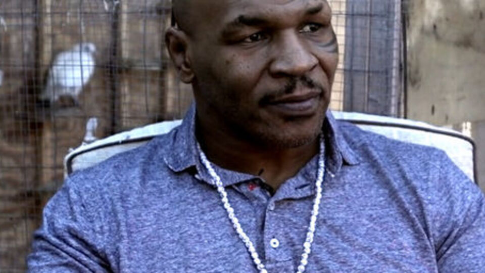 Tesbihi boynundan çıkarmıyor!