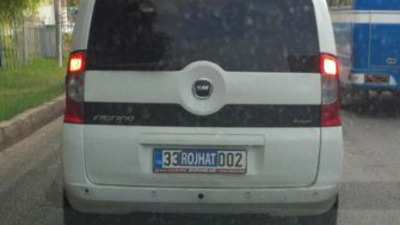 Plakada Kürtçe açılımı!