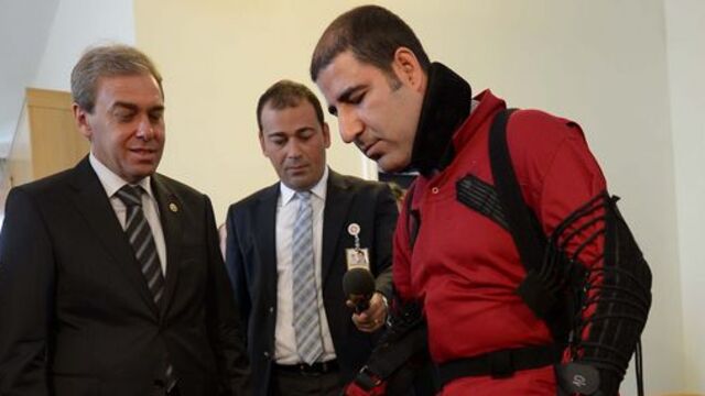 Eklem romatizmasını özel kıyafetle anlattı