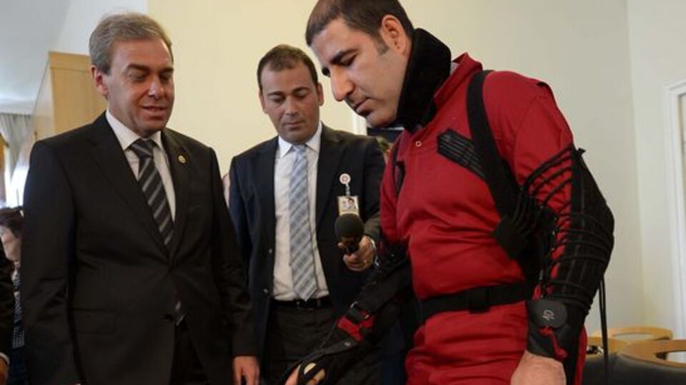 Eklem romatizmasını özel kıyafetle anlattı