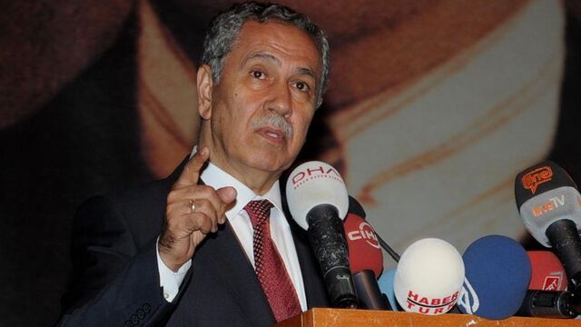 Arınç o emniyet müdürünün arkasında
