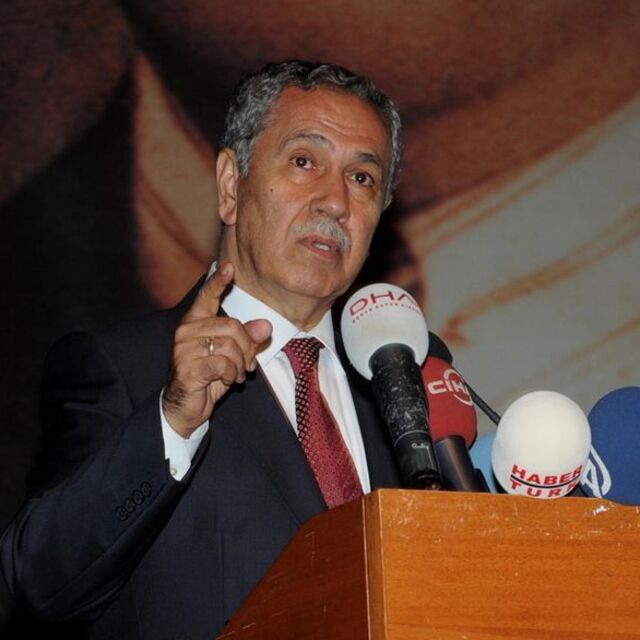 Arınç o emniyet müdürünün arkasında