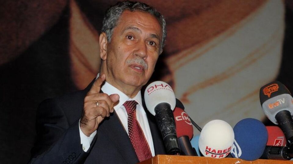 Arınç o emniyet müdürünün arkasında
