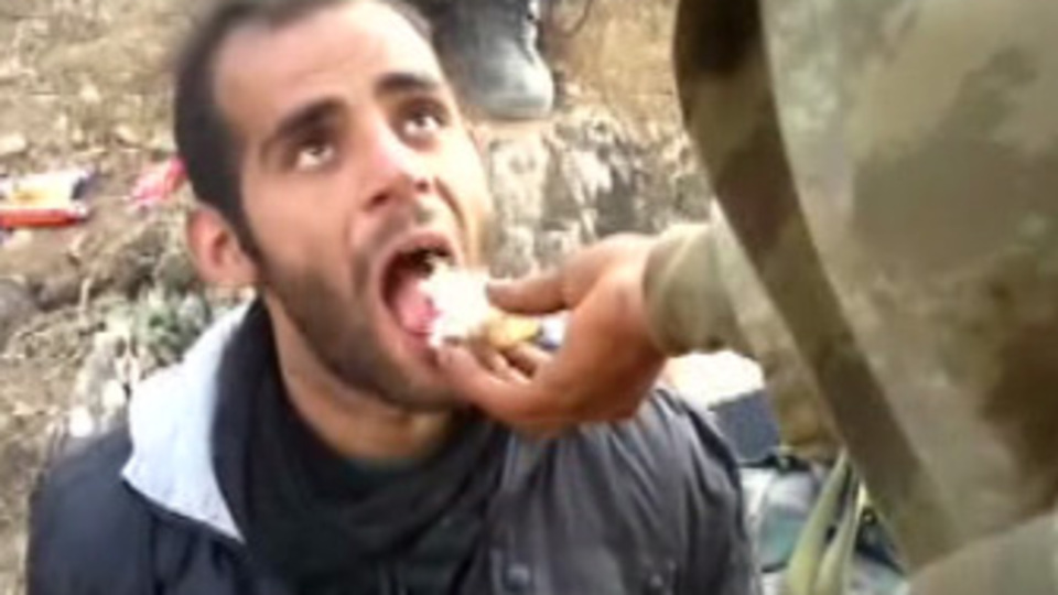 Mehmetçik PKK'lıyı elleriyle besledi!