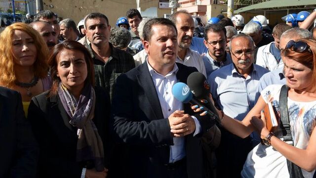 BDP'li vekille polis arasında tartışma