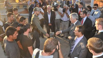 Sınırda muhalif askerlerle el sıkıştı