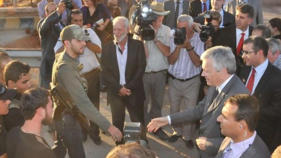 Sınırda muhalif askerlerle el sıkıştı