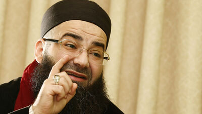 "7 yaş altı da olsa kız çocuğuna el öptürmeyin!"