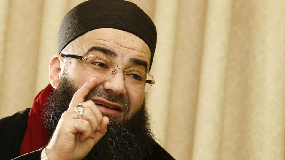 "7 yaş altı da olsa kız çocuğuna el öptürmeyin!"