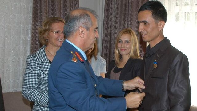 Özel Paşa'dan uzman çavuşa altın