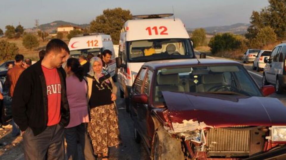 Yolun ortasında durunca kazaya yol açtı