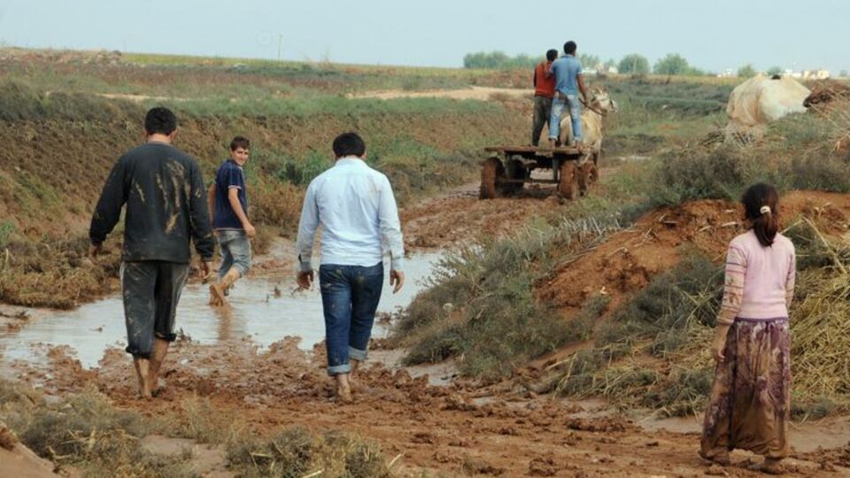 Minibüs sel sularına kapıldı