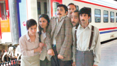 Dikkat sokakta tiyatro var!