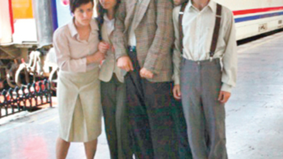 Dikkat sokakta tiyatro var!