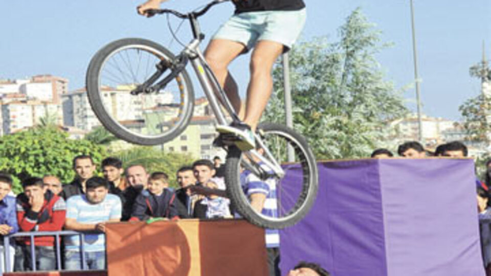 Sahilde uçuran gösteri!