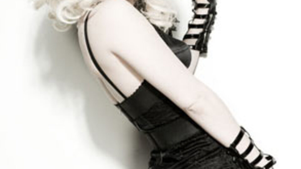 Ünlü şarkıcı isyan etti!