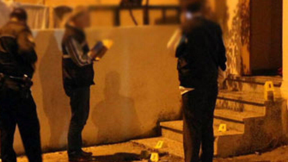 Gece kapısına gelen polisi öldürdü!