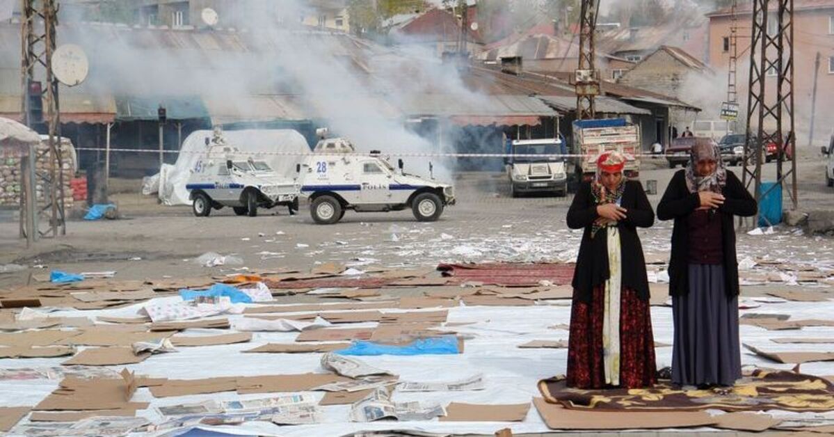 Hakkari'nin Yüksekova ilçesindeki 'Sivil Cuma' eyleminde ortalık karıştı... - Habertürk