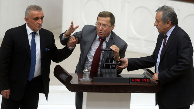 "Sizde biraz namus biraz şeref varsa!"