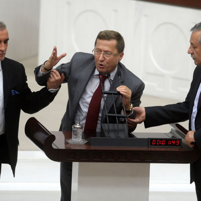 "Sizde biraz namus biraz şeref varsa!"