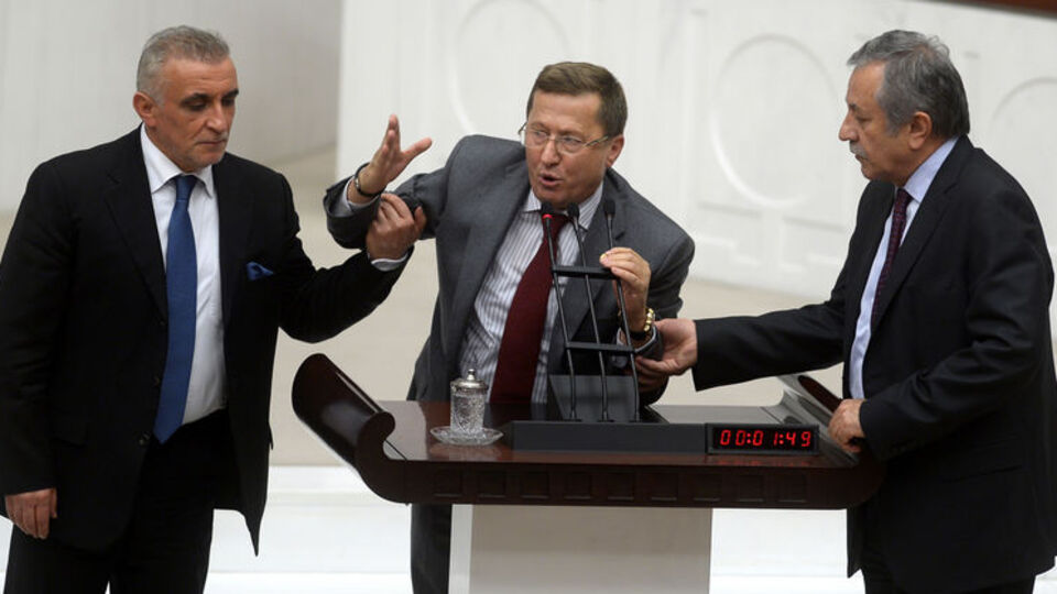 "Sizde biraz namus biraz şeref varsa!"