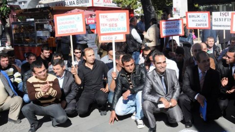 Özel güvenlikçiler mendil açarak dilendi