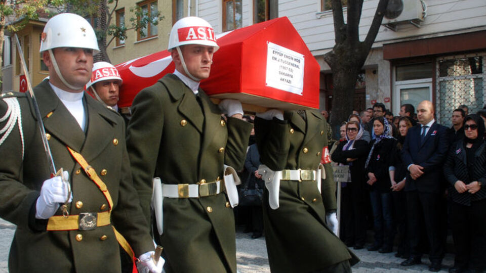 O komutan öldü