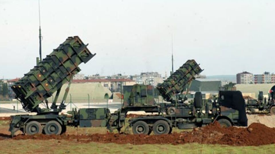 Eli kulağında, Patriot'lar geliyor