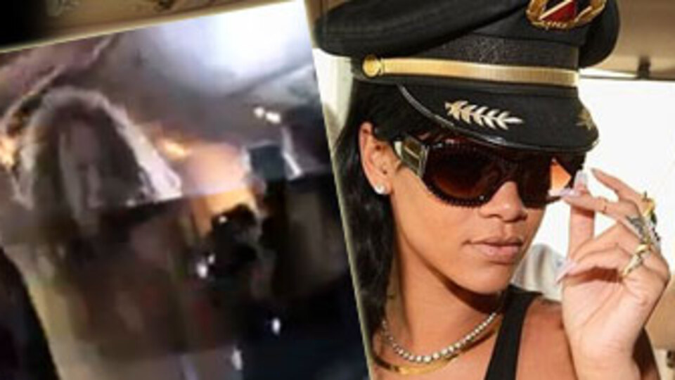 Rihanna'nın uçağında soyundu!