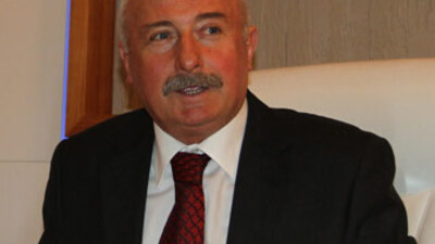 "Tarım müdürünün masasında yapma çiçek var"