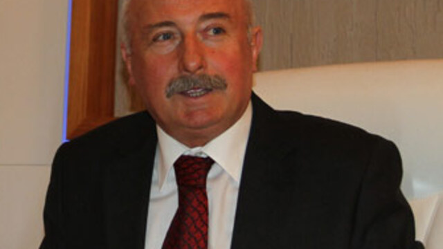 "Tarım müdürünün masasında yapma çiçek var"